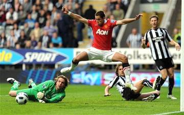 javier-hernadez Hernandez fails to get past Krul.