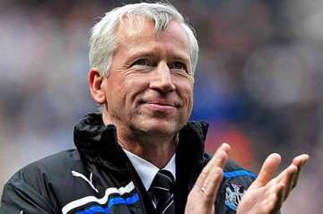 Alan Pardew clapping.