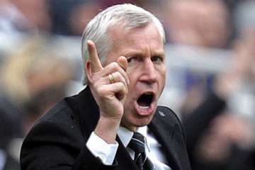Alan Pardew points the finger. Alan Pardew points the finger.