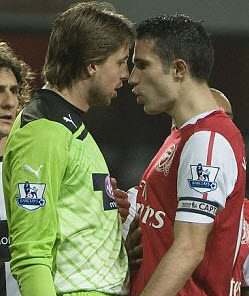 Arsenal v Newcastle March 2012 - Krul and Van Persie argue.